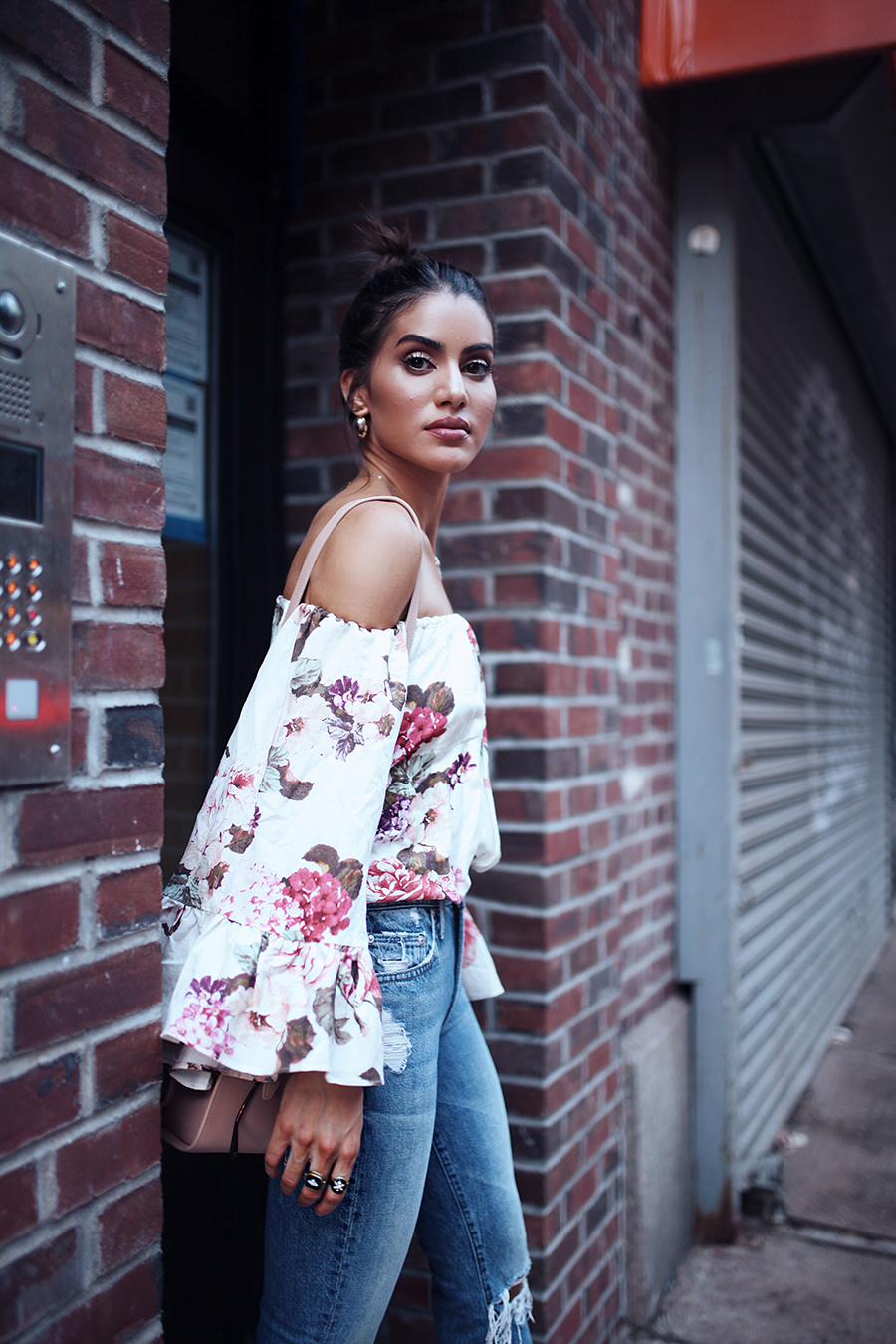 curtain Continental heroin Look: Jeans and Floral Bell Sleeve Top | Camila Coelho