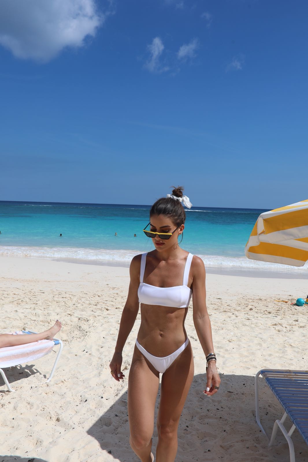 No sétimo mês da gestação, Camila Coelho exibe a barriguinha em cliques na  praia