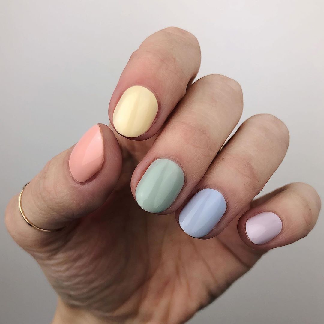 Spring Beauty Trend: Rainbow Nails Camila Coelho