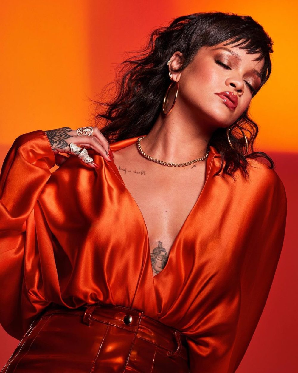 Passo a passo: A maquiagem iluminada de Rihanna com Fenty Beauty - Quem